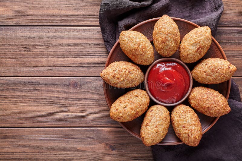 Мясо говядины, овечки, козы или верблюда Kibbeh традиционное домодельное арабское заполнило kofta булгура стоковые изображения Мясо говядины, овечки, козы или верблюда Kibbeh традиционное домодельное арабское заполнило kofta булгура стоковые изображения