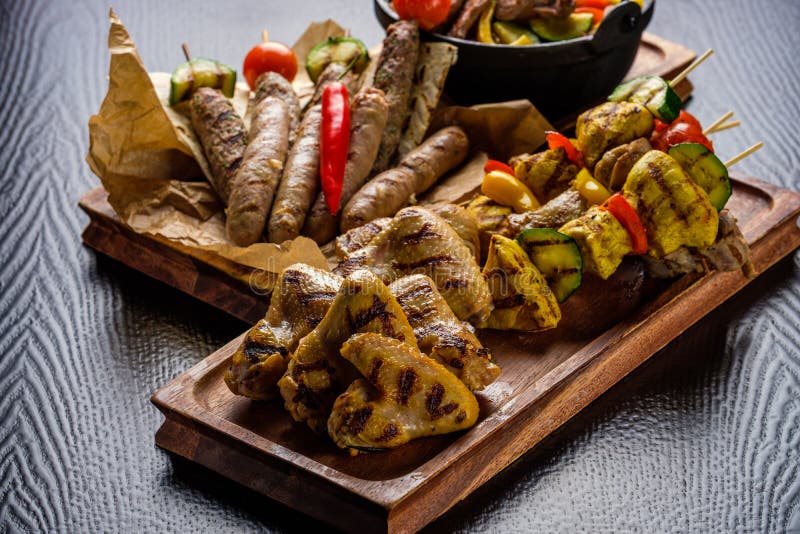 Мясо гриля еды барбекю ассортимента различное стоковые изображения rf
