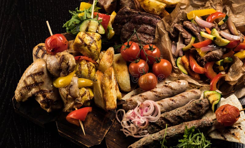 Мясо гриля еды барбекю ассортимента различное стоковое изображение rf