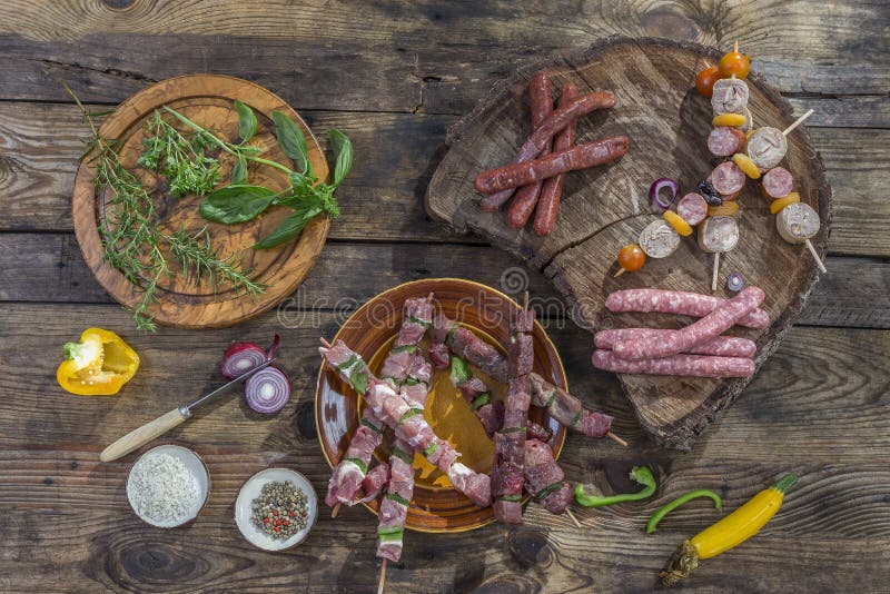 Мясо еды различного барбекю ассортимента фестиваля партии Bbq сырцовое, на разделочной доске плит деревянной и решетке на старой стоковые фотографии rf