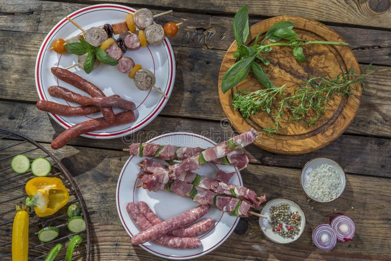 Мясо еды различного барбекю ассортимента фестиваля партии Bbq сырцовое, на разделочной доске плит деревянной и решетке на старой стоковое изображение rf