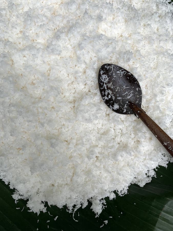 Мясо из жареного кокосового ореха на банановом листе для приготовления сладкого мяса стоковые изображения rf