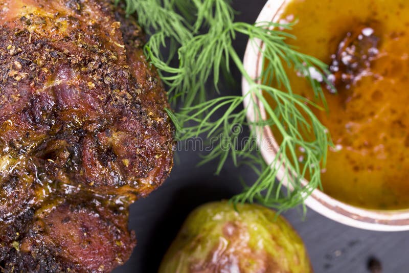 Мясо с травами, на черный камень. стоковая фотография