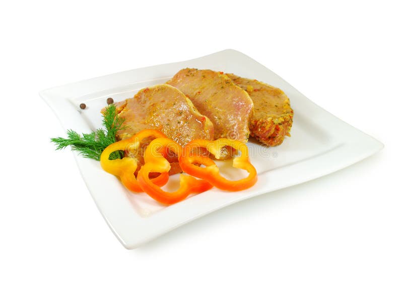 мясо сырцовое Куски escalope свинины с sause в блюде изолированном против белой предпосылки стоковые изображения мясо сырцовое Куски escalope свинины с sause в блюде изолированном против белой предпосылки стоковые изображения