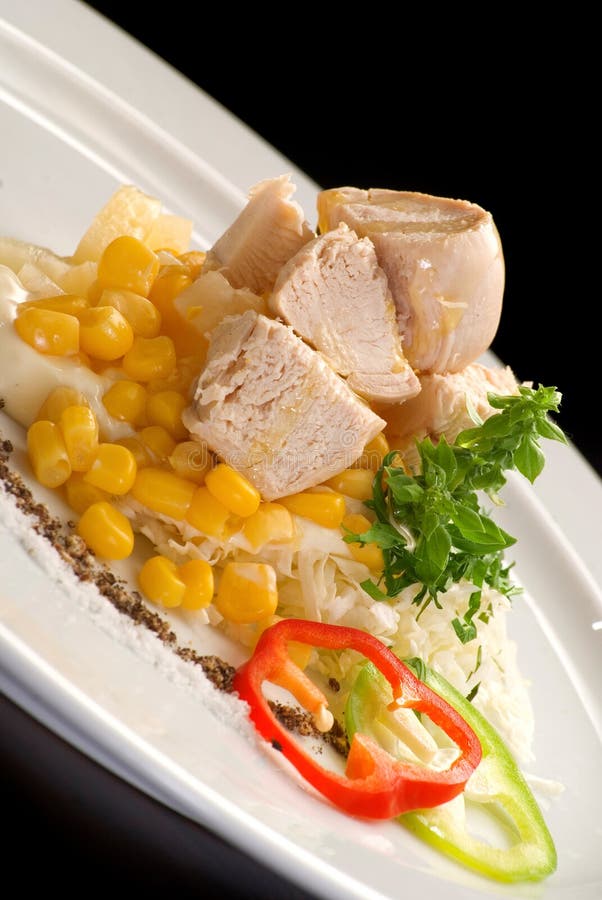 Мясо цыпленка с мозолью, болгарским перцем, майонезом и соусами на белой плите стоковое фото rf Мясо цыпленка с мозолью, болгарским перцем, майонезом и соусами на белой плите стоковое фото rf