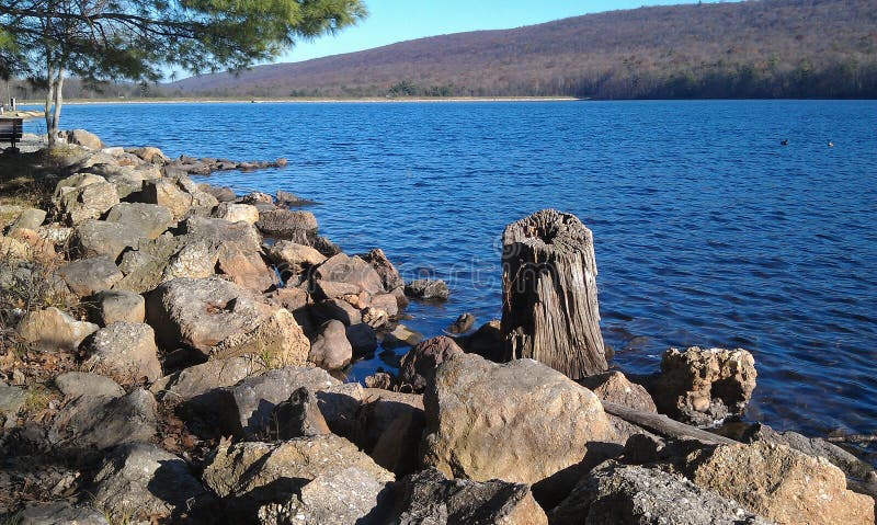 На банках Mauchchunk Lake - Джима Thorpe, Пенсильвания стоковая фотография На банках Mauchchunk Lake - Джима Thorpe, Пенсильвания стоковая фотография