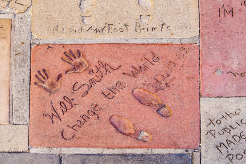 На бульваре Голливуд handprints в бетоне китайцев Theatre & # x27; Внутренний двор. стоковое изображение rf.