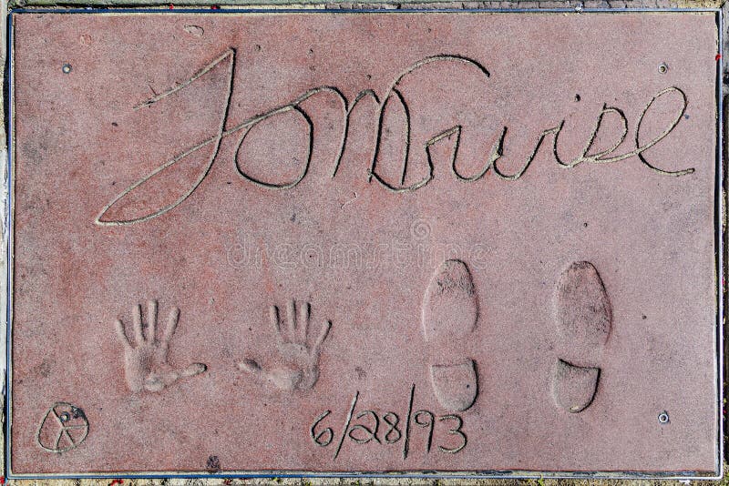 На бульваре Голливуд handprints в бетоне китайцев Theatre & # x27; Внутренний двор. стоковые фото.