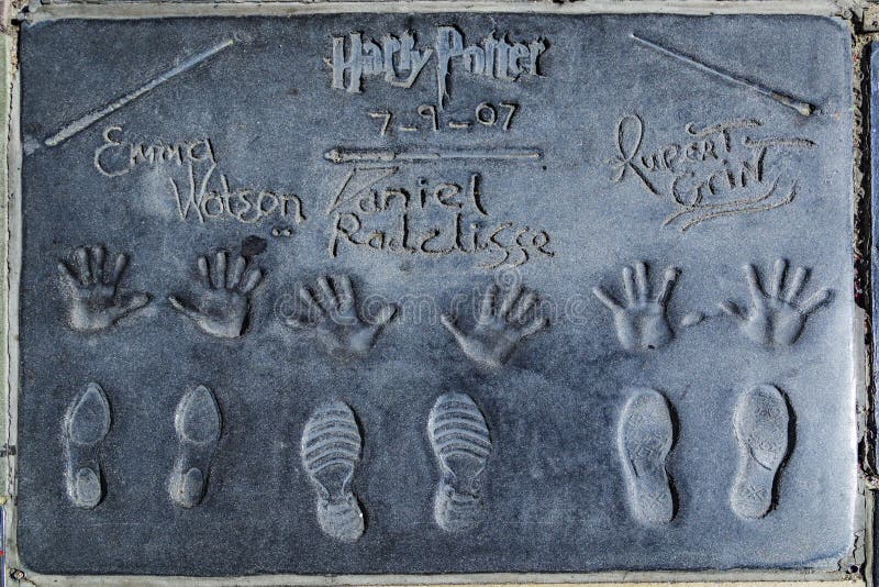 На бульваре Голливуд handprints в бетоне китайцев Theatre & # x27; Внутренний двор. стоковые фото.