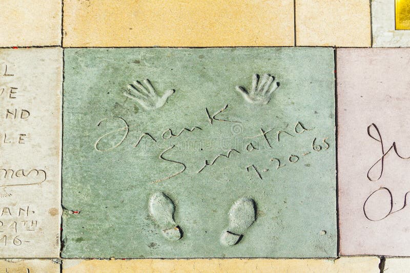 На бульваре Голливуд handprints в бетоне китайцев Theatre & # x27; Внутренний двор. стоковая фотография.