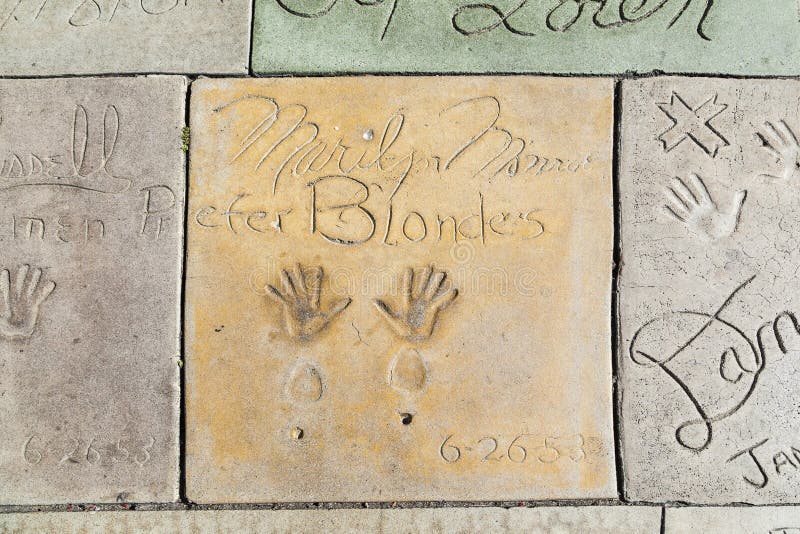 На бульваре Голливуд handprints в бетоне китайцев Theatre & # x27; Внутренний двор. стоковые фотографии rf.