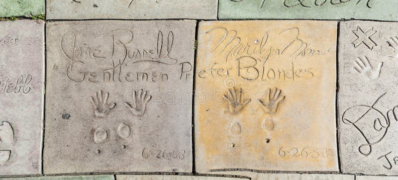 На бульваре Голливуд handprints в бетоне китайцев Theatre & # x27; Внутренний двор. стоковые изображения rf.