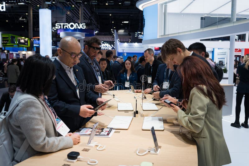 : На выставке Mobile World Congress 2025 MWC можно увидеть пробные продукты стоковые изображения rf
