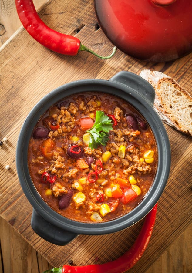 Надземный взгляд пряного сотейника carne жулика chili стоковое изображение Надземный взгляд пряного сотейника carne жулика chili стоковое изображение