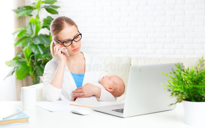 Надомные труды матери дела через интернет с newborn младенцем стоковое изображение rf Надомные труды матери дела через интернет с newborn младенцем стоковое изображение rf
