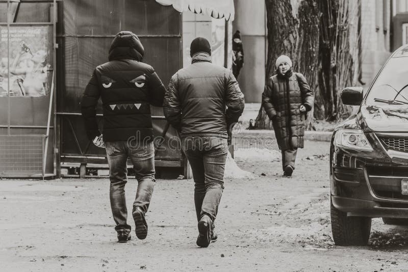 на пальто назад Плакат рекламы кока-колы с изображением маленькой девочки Более старая женщина в светлой шинели Bnw стоковая фотография rf на пальто назад Плакат рекламы кока-колы с изображением маленькой девочки Более старая женщина в светлой шинели Bnw стоковая фотография rf