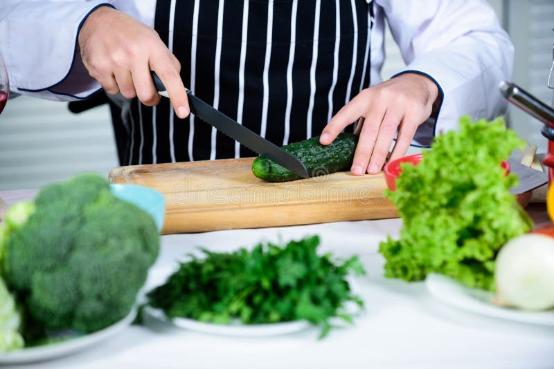 На работе Человек шеф-повара в рисберме Секретный рецепт вкуса vegetarian Бородатый повар человека в кухне, кулинарной Dieting и стоковое изображение rf На работе Человек шеф-повара в рисберме Секретный рецепт вкуса vegetarian Бородатый повар человека в кухне, кулинарной Dieting и стоковое изображение rf