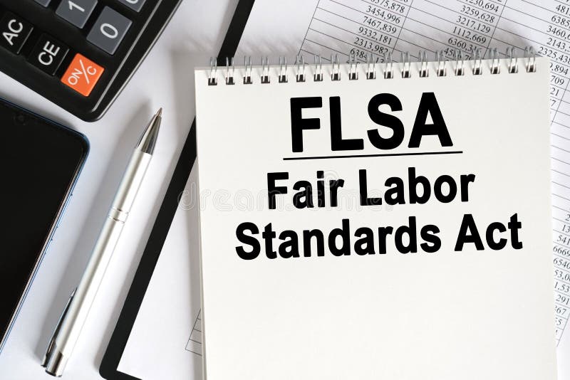 На столе лежит смартфон калькулятор и ноутбук с flsa надписи стоковые изображения rf
