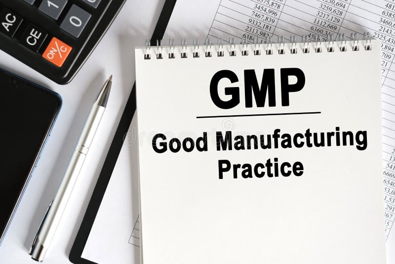 На столе лежит смартфон калькулятор и ноутбук с надписью gmp стоковая фотография rf