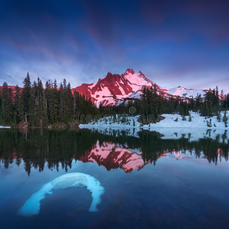 На 10 492 футах высоких, Mt Jefferson гора Орегона во-вторых самая высокорослая Район дикой природы Jefferson держателя, Орегон с стоковые фото На 10 492 футах высоких, Mt Jefferson гора Орегона во-вторых самая высокорослая Район дикой природы Jefferson держателя, Орегон с стоковые фото