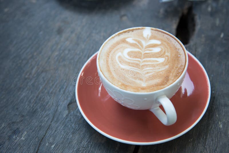 Над чашкой горячего кофе искусства latte на деревянном стоковое фото rf Над чашкой горячего кофе искусства latte на деревянном стоковое фото rf