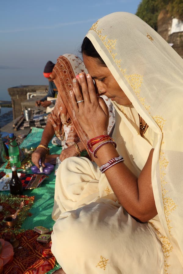 Набожный индусский паломник в Maheshwar, Индии стоковые изображения rf Набожный индусский паломник в Maheshwar, Индии стоковые изображения rf
