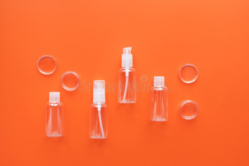 Набор пластиковых бутылок для жидкостей нося в сумке багажа Microbottles дл стоковая фотография rf Набор пластиковых бутылок для жидкостей нося в сумке багажа Microbottles дл стоковая фотография rf