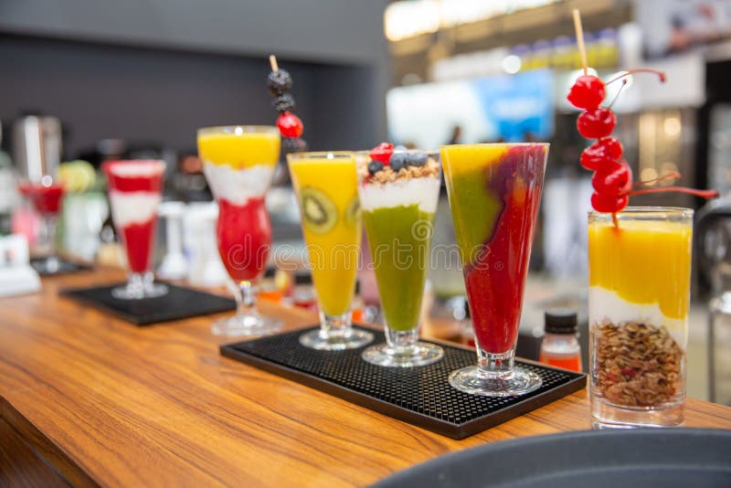 Набор различных покрашенных smoothies в стеклах на деревянной предпосылке еда здоровая стоковые изображения Набор различных покрашенных smoothies в стеклах на деревянной предпосылке еда здоровая стоковые изображения