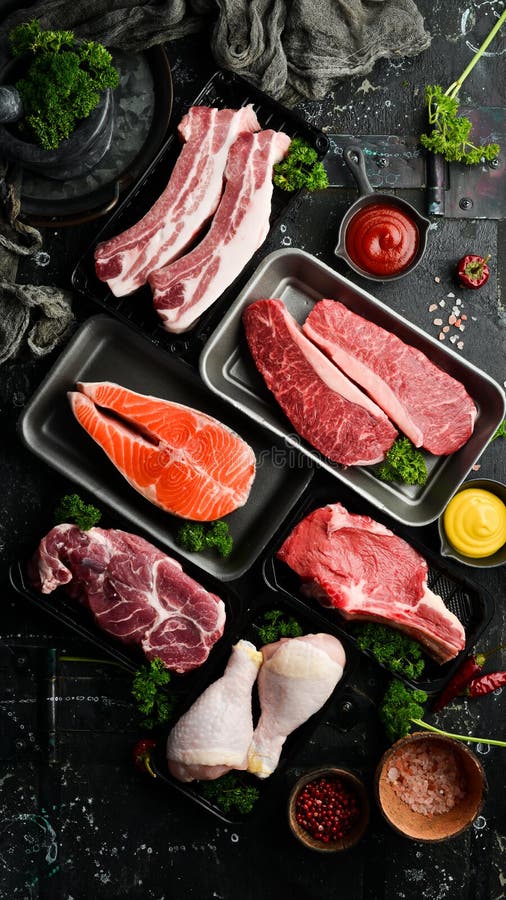 набор свежего сырого мяса и рыбы в пластиковых коробках : ветряная лосось-стейк. баннер для супермаркета. стоковое изображение