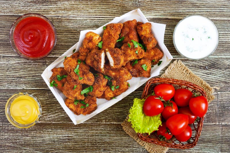 Наггеты цыпленка Части глубок-зажаренного кудрявого мяса, с различными соусами стоковое изображение rf