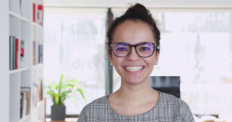 Наградили смешанной расы портрета выстрела в голову улыбаясь ...