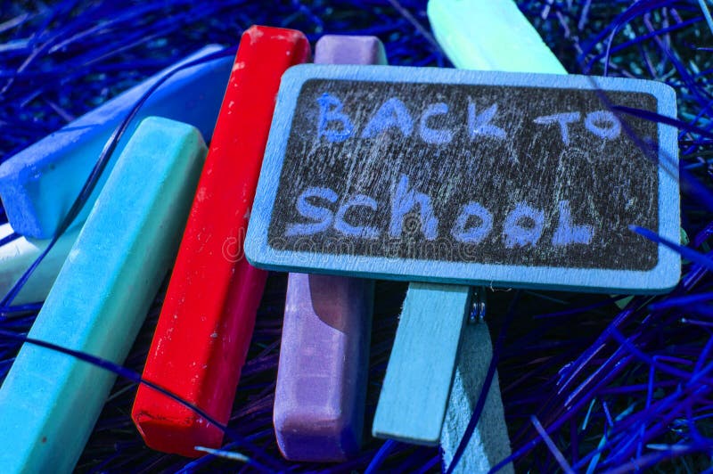 Назад к предпосылке школы с красочными неоновыми покрашенными crayons, на пурпурной накаляя предпосылке r стоковые изображения rf Назад к предпосылке школы с красочными неоновыми покрашенными crayons, на пурпурной накаляя предпосылке r стоковые изображения rf