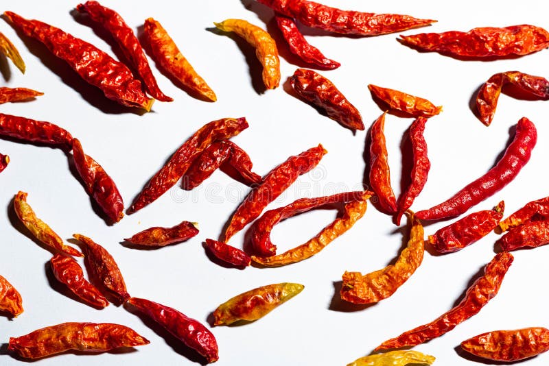 Накаленная докрасна предпосылка перцев chili стоковые изображения rf Накаленная докрасна предпосылка перцев chili стоковые изображения rf