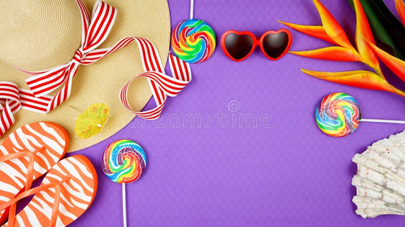Накладные расходы темы летних каникулов flatlay на пурпурной предпосылке стоковое фото Накладные расходы темы летних каникулов flatlay на пурпурной предпосылке стоковое фото