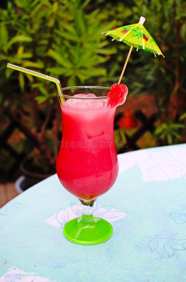 Напиток алкоголя плода пинка коктейля конфеты fruity на открытом воздухе стоковые изображения rf Напиток алкоголя плода пинка коктейля конфеты fruity на открытом воздухе стоковые изображения rf