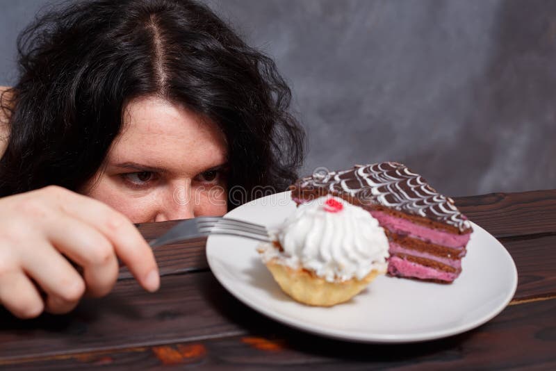 Наркомания еды, диета, dieting, нездоровая концепция высококалорийной вредной пищи Youn стоковая фотография Наркомания еды, диета, dieting, нездоровая концепция высококалорийной вредной пищи Youn стоковая фотография