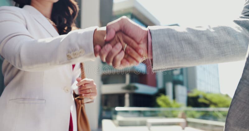 Наружные рукопожатия и бизнес-люди с закрытием партнерства и b2b дело с набором. Сотрудники сток-видео
