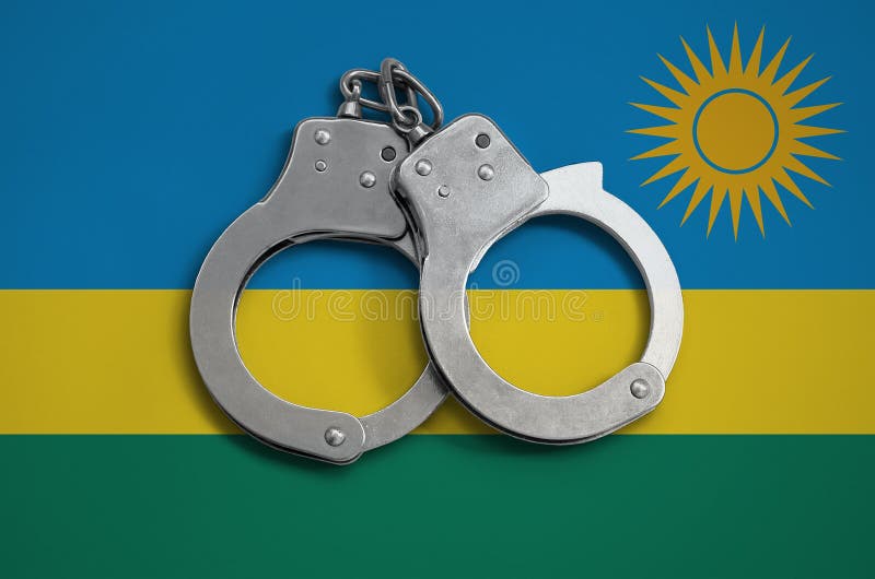 Наручники флага и полиции Руанды Концепция соблюдения закона в стране и защиты от злодеяния стоковое фото rf
