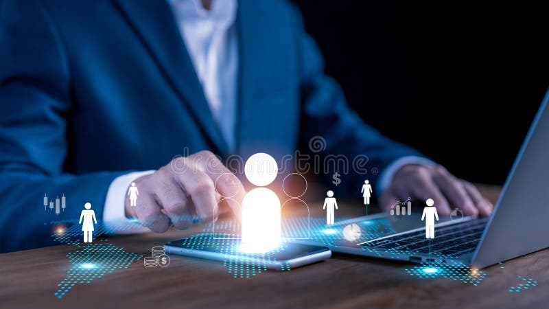 Наряду с CRM растущей передачи данных и глобальных сетей клиентов бизнес-люди используют телефон. Интернет стоковое изображение rf