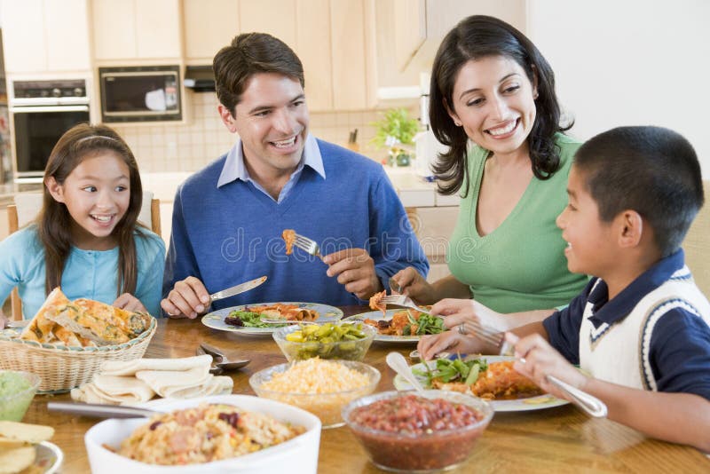 наслаждающся mealtime еды семьи совместно стоковые изображения