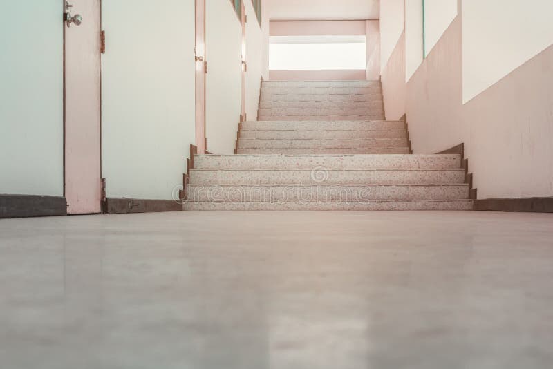 Настил terrazzo дорожки лестниц во внутреннем здании стоковые изображения rf Настил terrazzo дорожки лестниц во внутреннем здании стоковые изображения rf