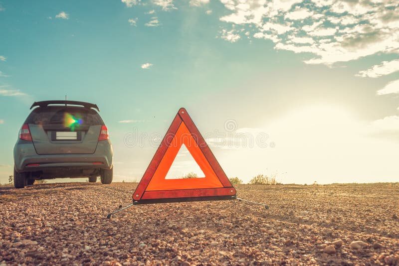 Настроение аварийного автомобиля напряженные в вечерние часы. На местные дороги машина сломалась и ждать помощи от кого-то.