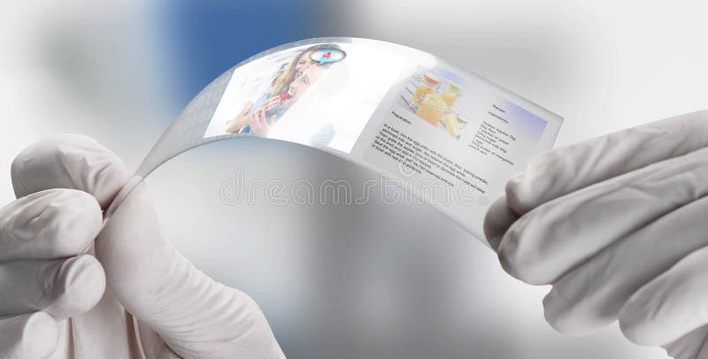 Научное держа цельное прозрачное применения graphene с социальным экраном средств массовой информации. стоковые фотографии rf Научное держа цельное прозрачное применения graphene с социальным экраном средств массовой информации. стоковые фотографии rf
