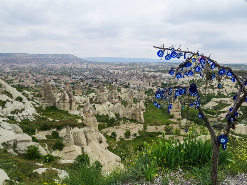 Национальный парк Goreme расположен около деревни Goreme, Cappadocia, Турции На переднем плане сухое дерево с популярное турецким стоковая фотография rf Национальный парк Goreme расположен около деревни Goreme, Cappadocia, Турции На переднем плане сухое дерево с популярное турецким стоковая фотография rf