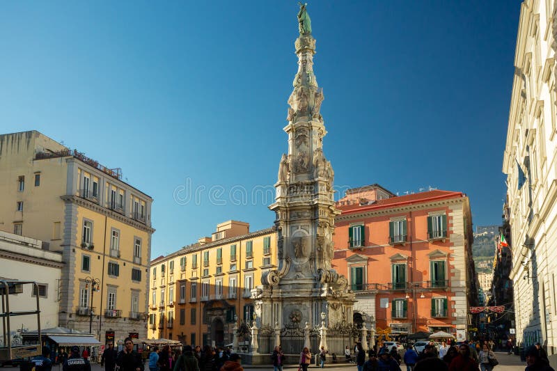 неаполь италия 19 декабря 2023 : люди в piazza del gesu nuovo стоковая фотография