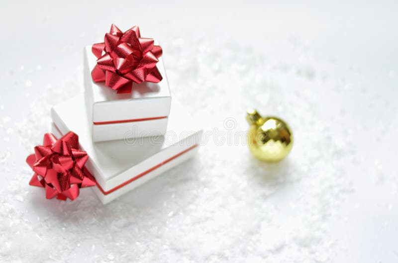 небо klaus santa заморозка рождества карточки мешка Подарочные коробки рождества с красным смычком, золотым шариком рождества, на стоковое изображение небо klaus santa заморозка рождества карточки мешка Подарочные коробки рождества с красным смычком, золотым шариком рождества, на стоковое изображение