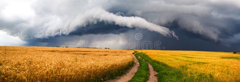 небо Сицилии дороги панорамы страны облаков сини воздуха открытое стоковые фотографии rf небо Сицилии дороги панорамы страны облаков сини воздуха открытое стоковые фотографии rf