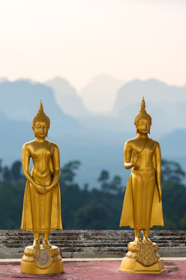 Небольшие статуи Будды в виске пещеры тигра Wat Tham Suea на предпосылке силуэтов гор внутри стоковое изображение rf Небольшие статуи Будды в виске пещеры тигра Wat Tham Suea на предпосылке силуэтов гор внутри стоковое изображение rf