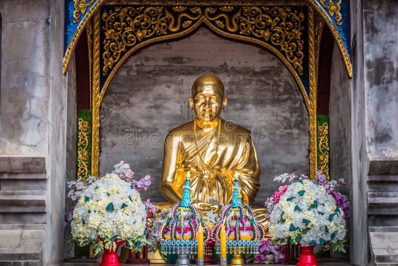 Небольшой золотой Будда в пагоде на „вертепе запрета Salee Sri Muang Gan Wat вертепа Wat „ стоковые фотографии rf Небольшой золотой Будда в пагоде на „вертепе запрета Salee Sri Muang Gan Wat вертепа Wat „ стоковые фотографии rf