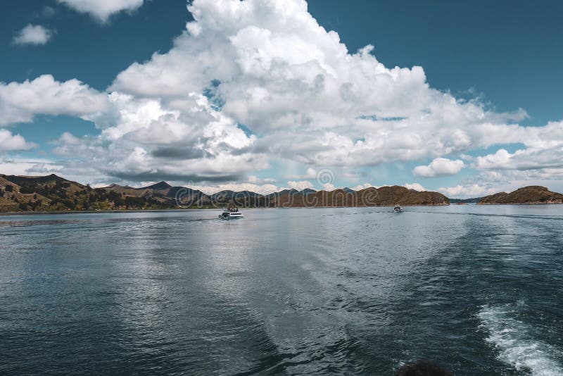 Небольшой остров в titicaca озера стоковое фото rf Небольшой остров в titicaca озера стоковое фото rf